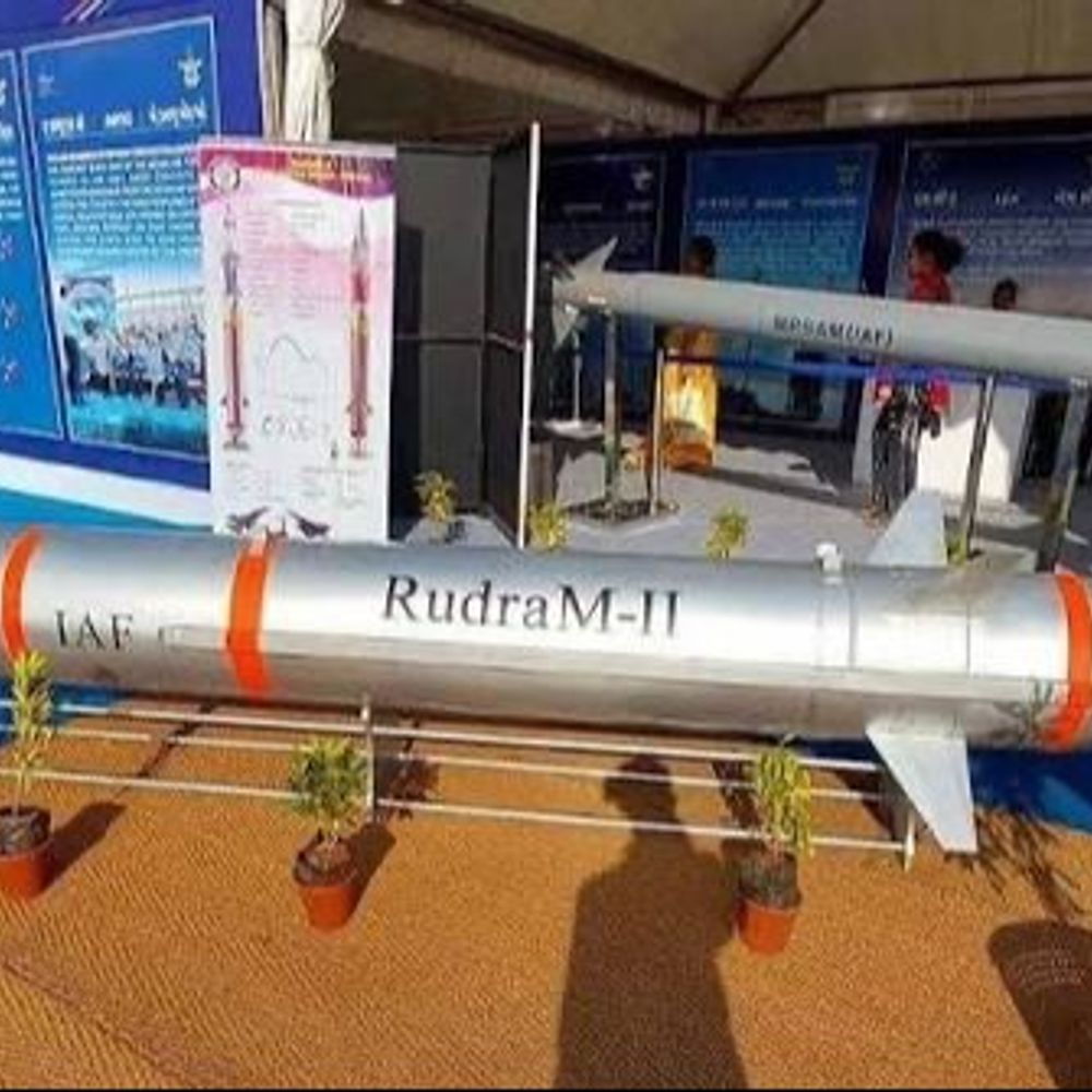 एंटी रेडिएशन मिसाइल रुद्रम-2 का सफल परीक्षण:हवा से जमीन पर 300km तक हमला करेगी, दुश्मन के एयर डिफेंस सिस्टम को खत्म करने में सक्षम