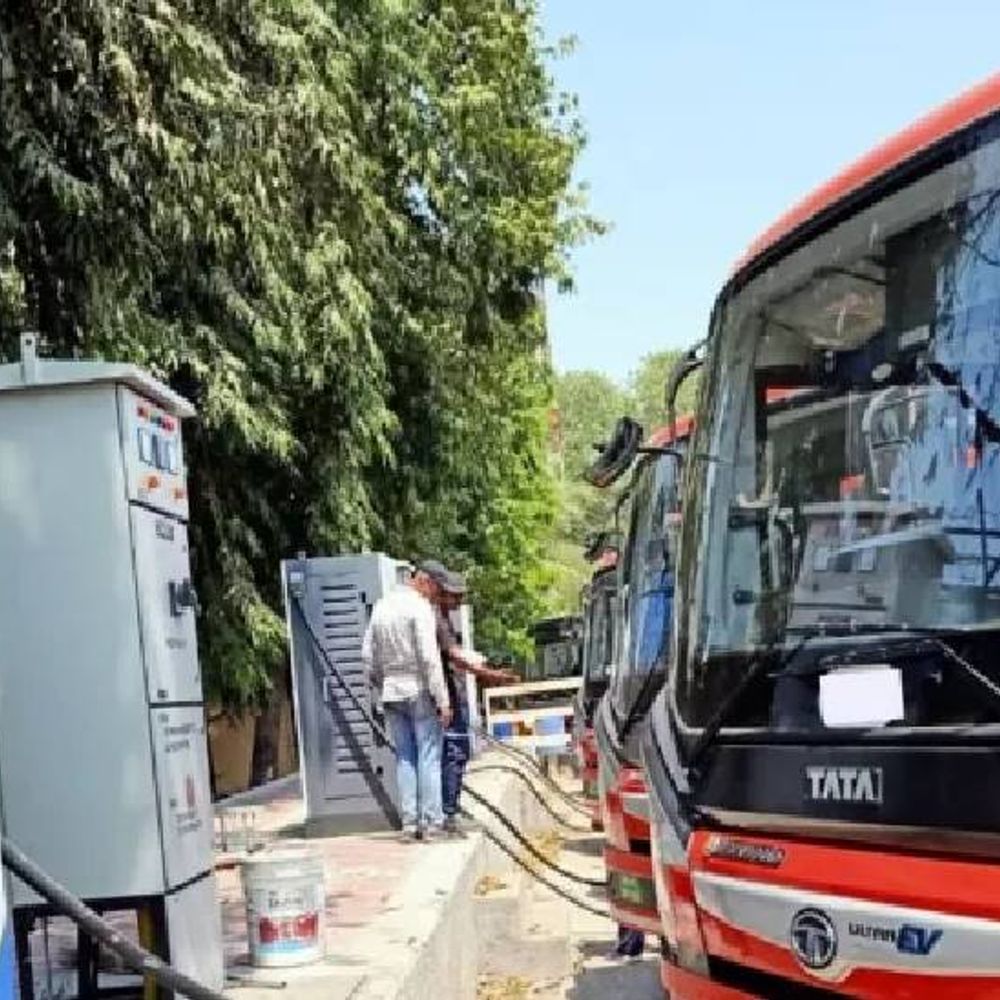 नोएडा बस के लिए पीपीपी मॉडल पर बनेंगे चार्जिंग स्टेशन:24 चार्जिंग स्टेशन बनेंगे, प्रत्येक पर दो बस होगी चार्ज, सीएम ने की थी समीक्षा