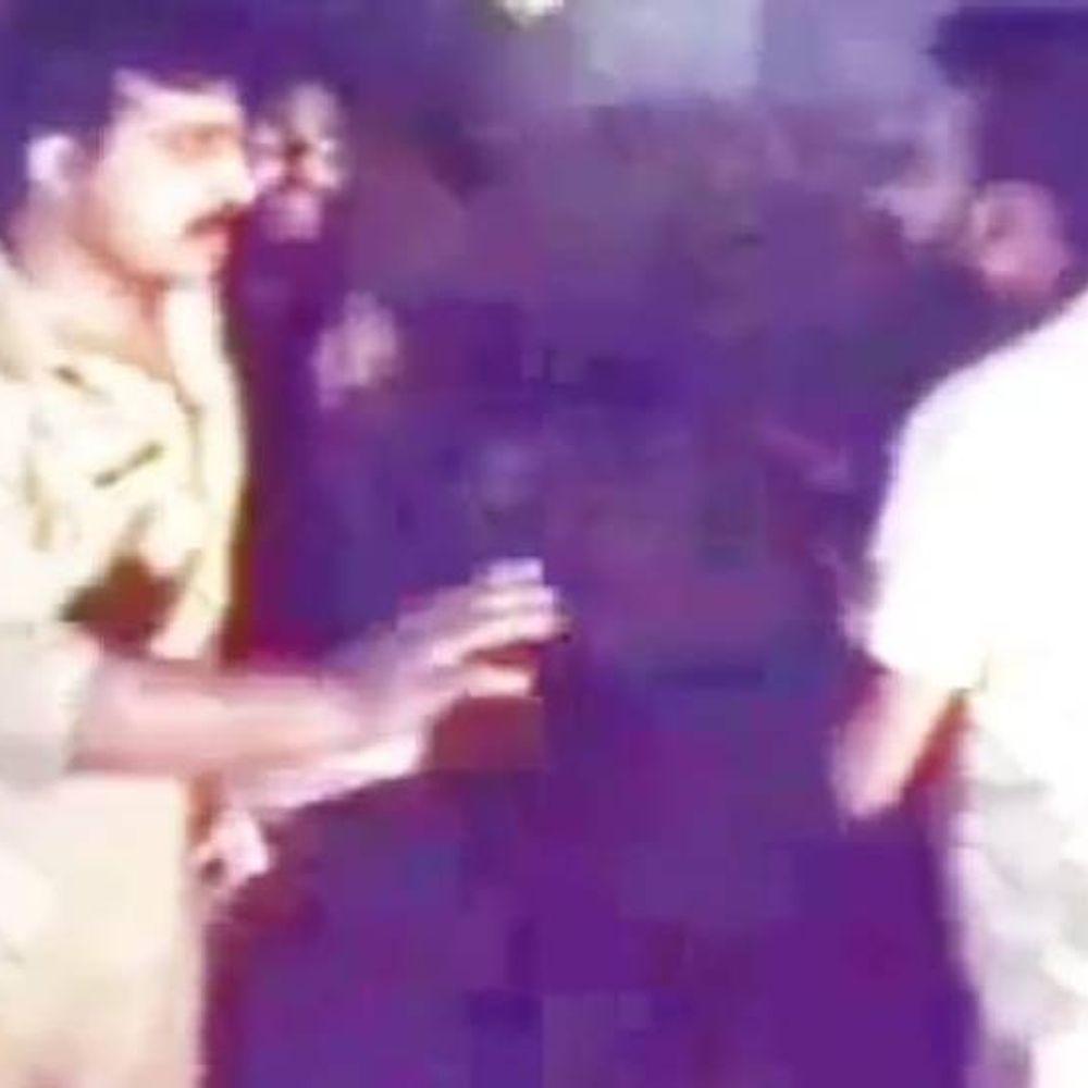 चोरी के शक में 3 युवक पकड़ाए...भीड़ ने जमकर पीटा:जबलपुर में कॉलोनीवासियों ने घेरकर पकड़ा, पुलिस के सामने होती रही पिटाई