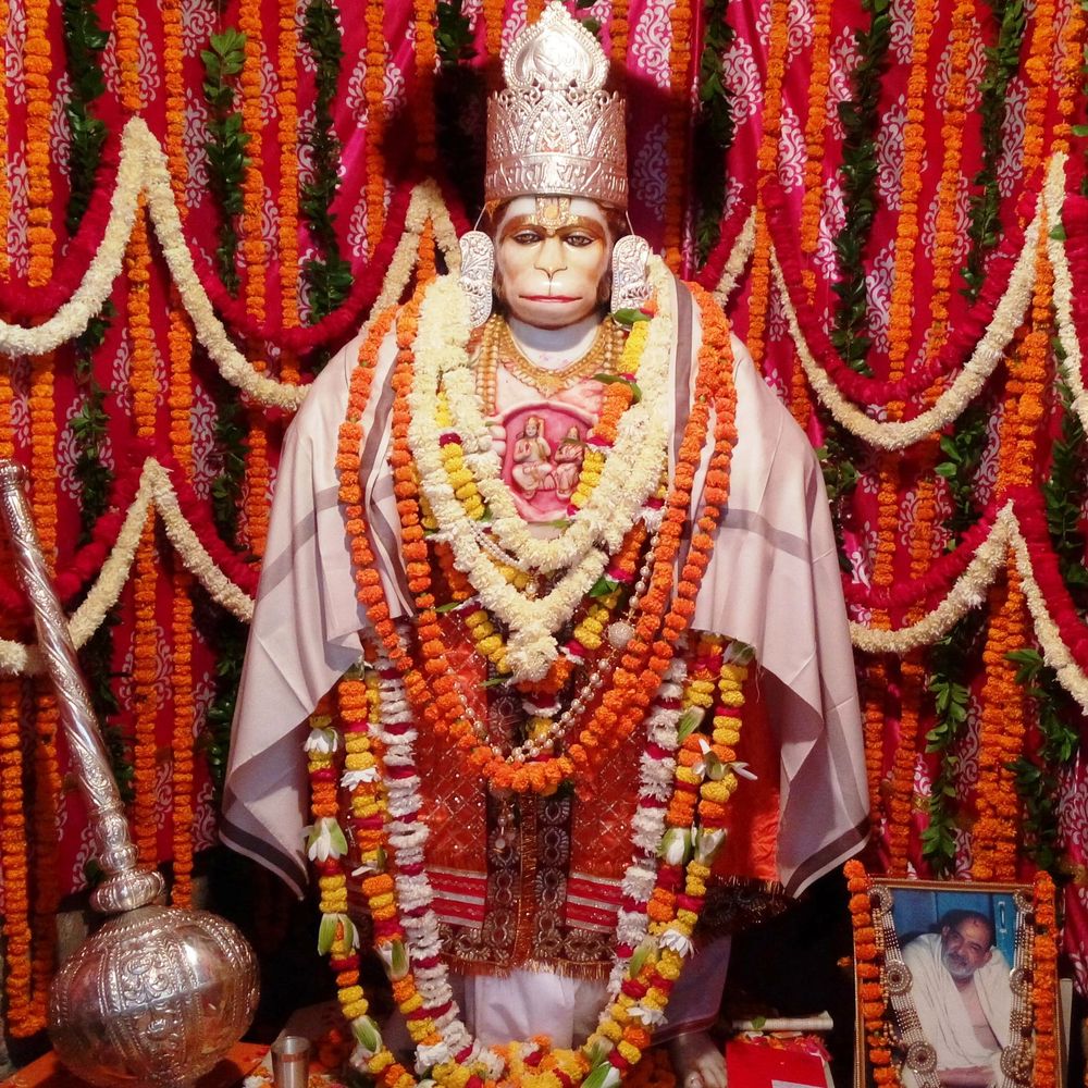 लखनऊ में पांचवें बड़ा मंगल की धूम:हनुमान मंदिरों में भोर से जय-जयकार, चालीसा और सुंदरकांड पाठ