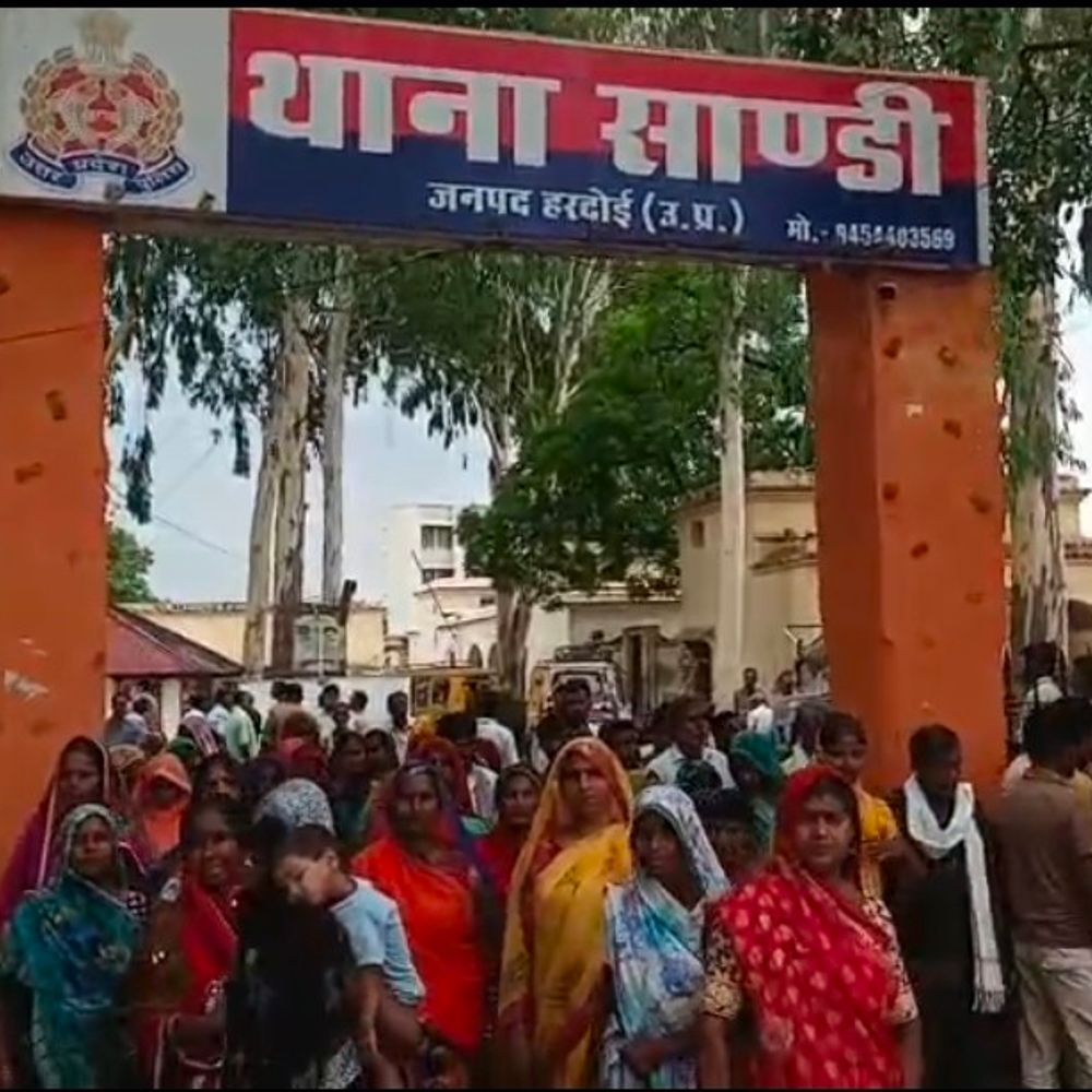 सर्राफा व्यापारी पर 5 लाख की धोखाधड़ी का केस दर्ज:हरदोई में ग्रामीणों के लाखों रुपये-जेवर लेकर फरार होने का आरोप