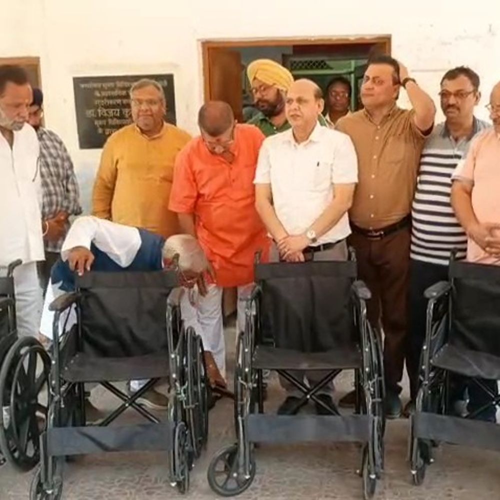 पंजाबी महासभा ने जिला अस्पताल को दीं पांच व्हीलचेयर:बुजुर्ग मां की परेशानी देख संस्था ने की मदद की पहल