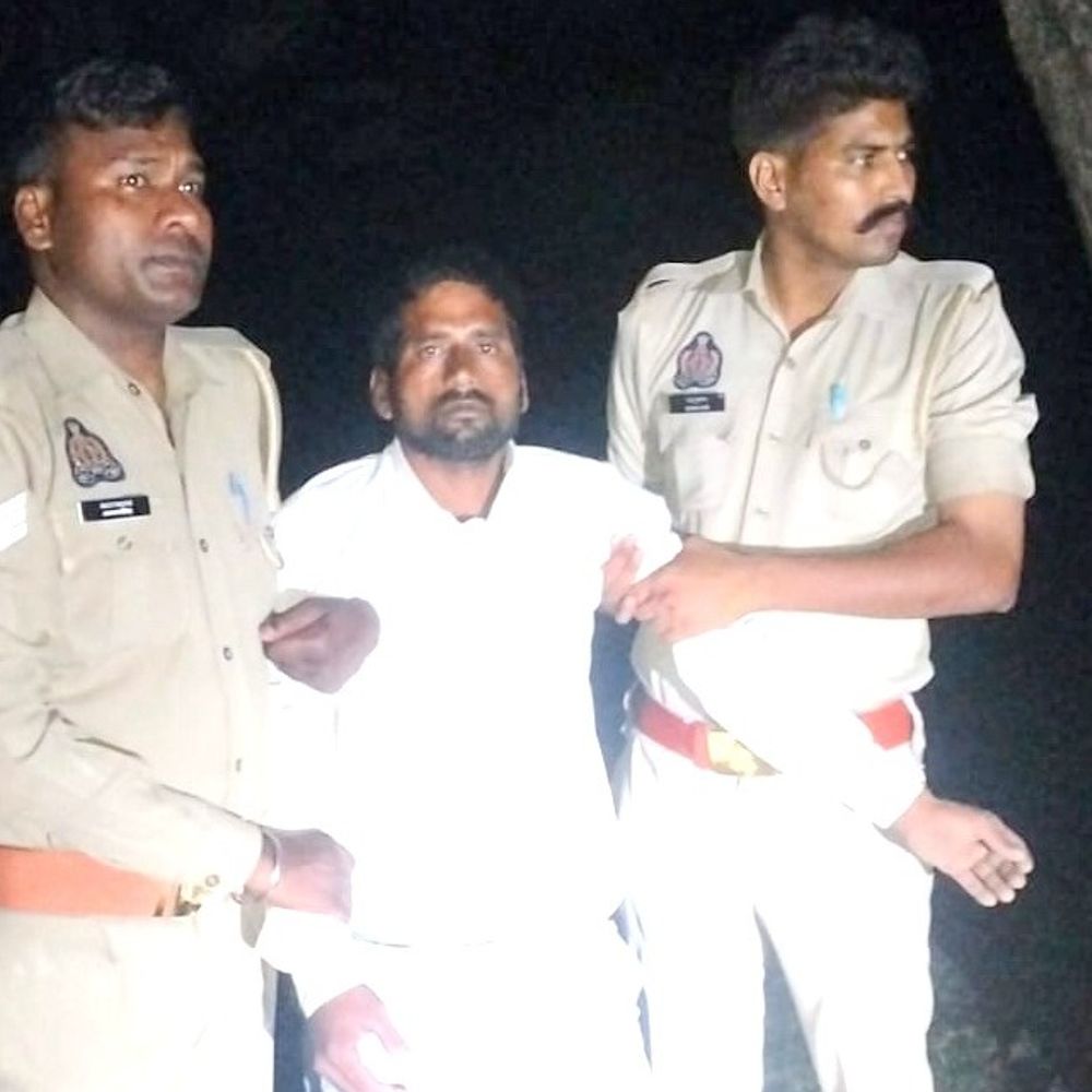 सीतापुर में पुलिस अभिरक्षा से फरार अभियुक्त मुठभेड़ में गिरफ्तार:पुलिस ने पैर में मारी गोली,सीओ बोले -पूर्व सांसद की हत्या की फिराक में था