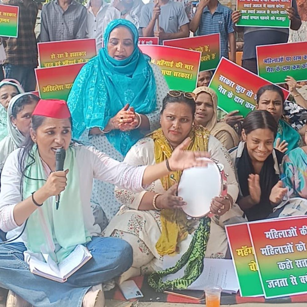 सपा कार्यकर्ताओं ने महंगाई, महिला सुरक्षा पर राष्ट्रपति को ज्ञापन:बढ़ती कीमतों और अपराधों पर प्रभावी कार्रवाई की मांग की गई
