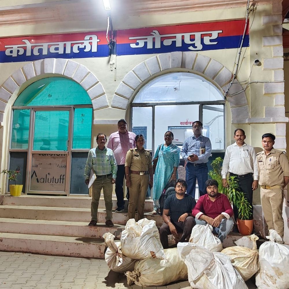 जौनपुर में अवैध दोहरा कारोबार का भंडाफोड़:दो सगे भाई गिरफ्तार, पुलिस ने 2 क्विंटल माल जब्त किया