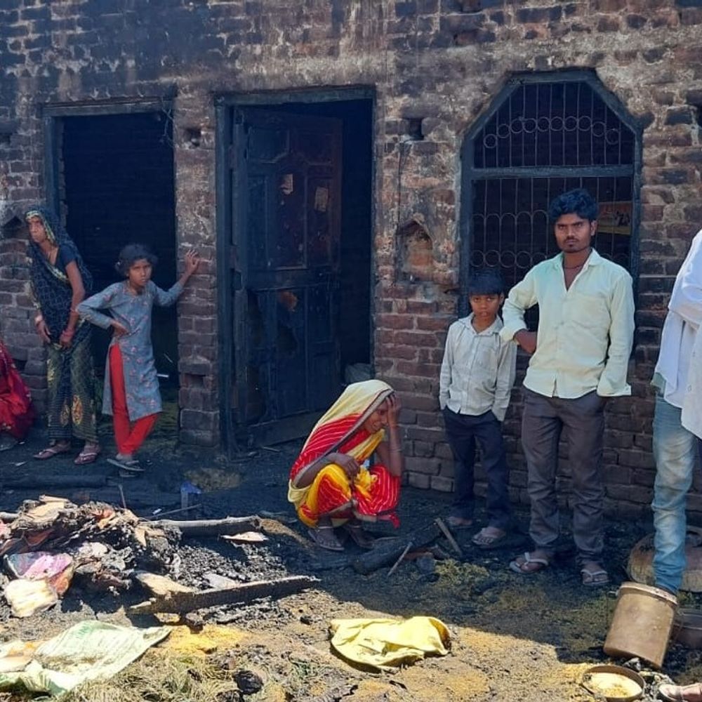 अग्नि पीड़ितों से आवास के लिए रिश्वत मांगने का आरोप:शपथ पत्र पर ग्रामीणों ने की DM से शिकायत, वीडीओ पर लगे गंभीर आरोप
