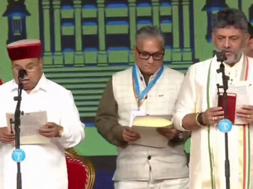 डीके शिवकुमार कर्नाटक के CM पद की शपथ लेने पहुंचे:जी परमेश्वर उपमुख्यमंत्री बनेंगे; सिद्धारमैया के बेटे समेत 12 मंत्री पद की शपथ लेंगे