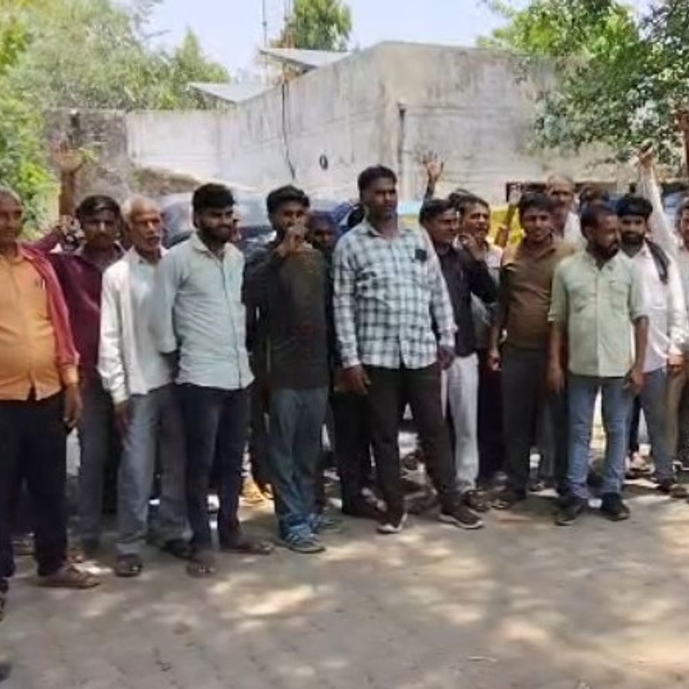 एटा में ऑटो ड्राइवरों ने किया प्रदर्शन:ट्रैफिक पुलिस की कार्रवाई पर नाराजगी जताई, सीओ ट्रैफिक से की शिकायत