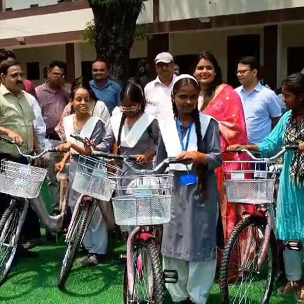 विश्व साइकिल दिवस: बरेली में 108 छात्राओं को मिलीं साइकिलें:आर्थिक रूप से कमजोर परिवारों की शिक्षा को मिली नई रफ्तार