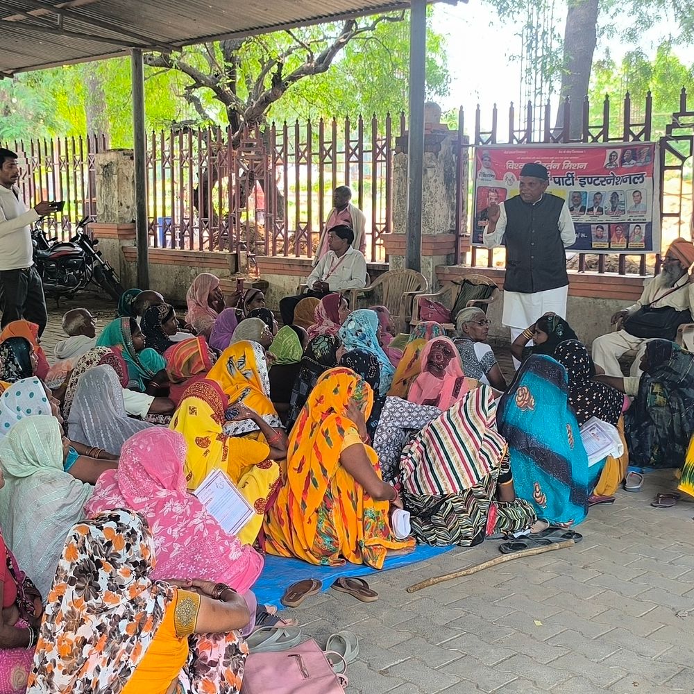 मैनपुरी में वोटर पेंशन को लेकर प्रदर्शन:वाटर इंटरनेशनल पार्टी ने 11हजार रुपए की मांग पर दिया धरना