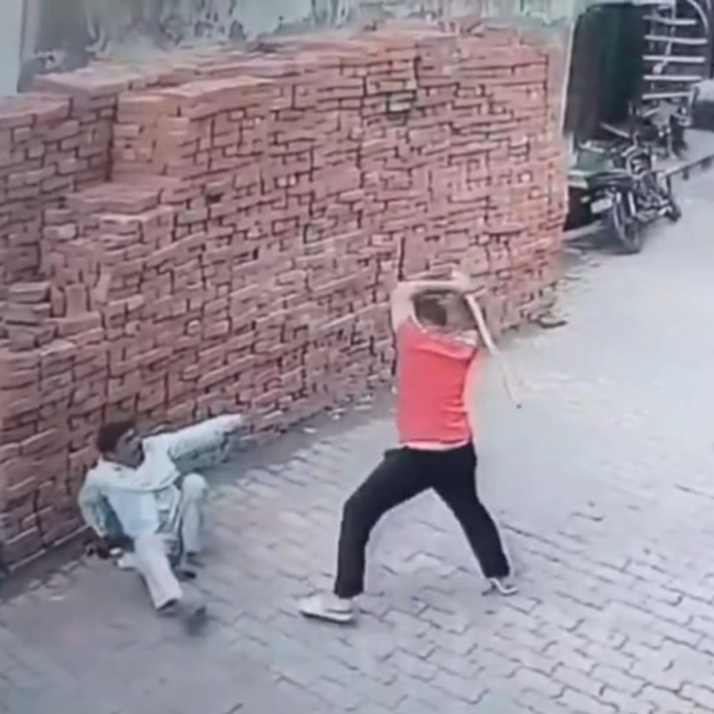 मेरठ के किठौर में बुजुर्ग पर दबंग का हमला:लाठी-डंडों से वार किया, वारदात CCTV में कैद हुई