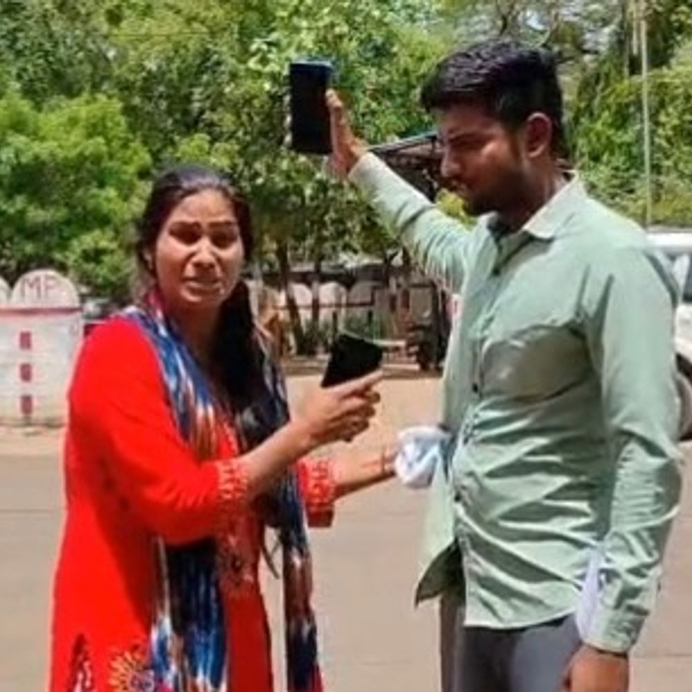 शिवपुरी में एसपी ऑफिस के बाहर दंपती में विवाद:  पति पर नाबालिग से संबंध रखने के आरोप, पत्नी ने की शिकायत – Shivpuri News
