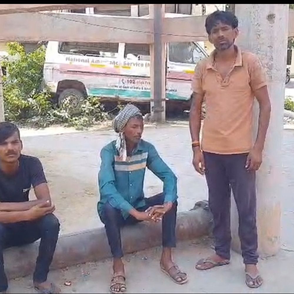 हाथरस में बाइक से गिरकर महिला की मौत:दामाद के साथ ईंट-भट्ठे पर मजदूरी करने जा रही थी, अस्पताल में दम तोड़ा