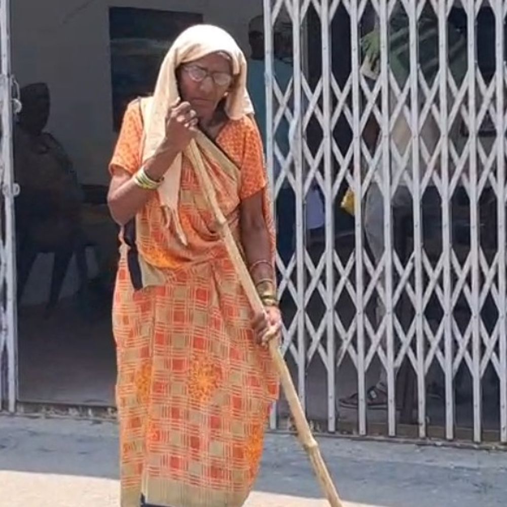 देवरिया में वृद्ध महिला की जमीन हड़पने का आरोप:जिलाधिकारी से न्याय की गुहार, जांच और कार्रवाई की मांग