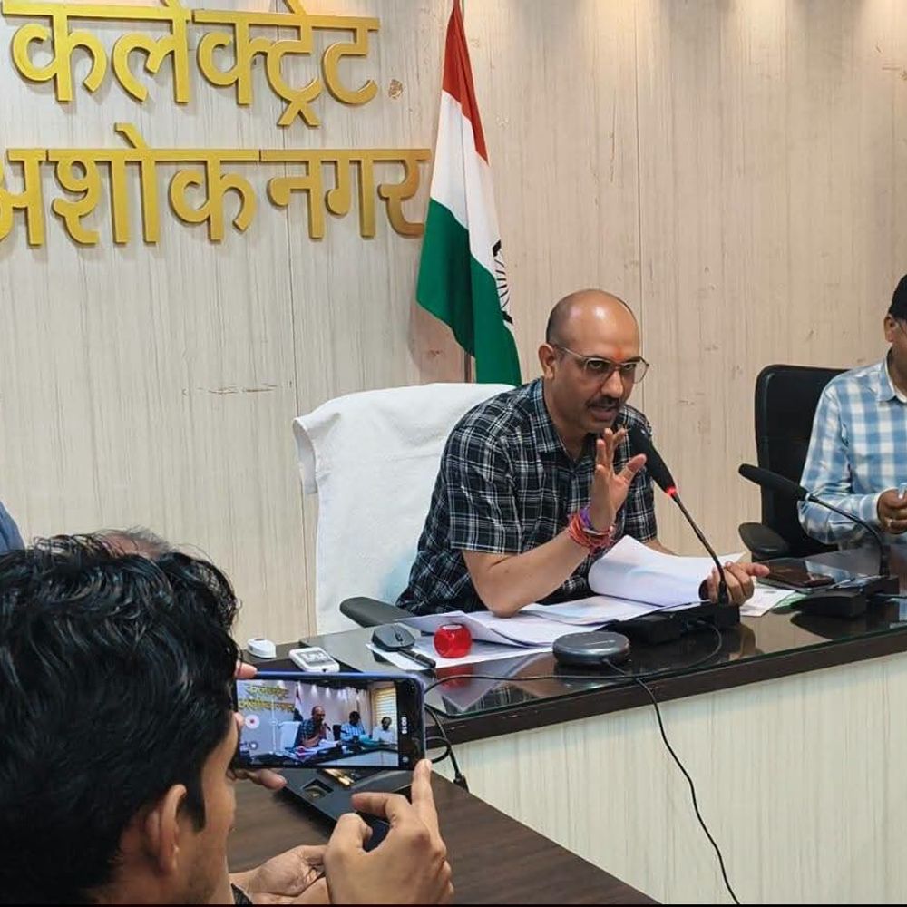 कलेक्टर ने किसानों से जैविक खेती करने की अपील:अशोकनगर में कहा- टोकन बुक होते ही खाद उठा लें; एक ही स्थान पर बुकिंग करें