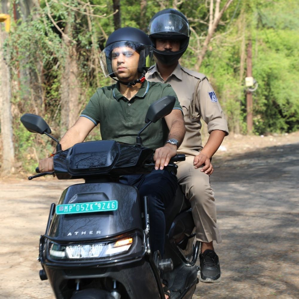 ई-स्कूटर पर कलेक्टर, मुख्य वन संरक्षक साइकिल से दफ्तर पहुंचे:अधिकारी बोले- पौधारोपण से पर्यावरण संतुलित रहता है; विश्व पर्यावरण दिवस पर आयोजन