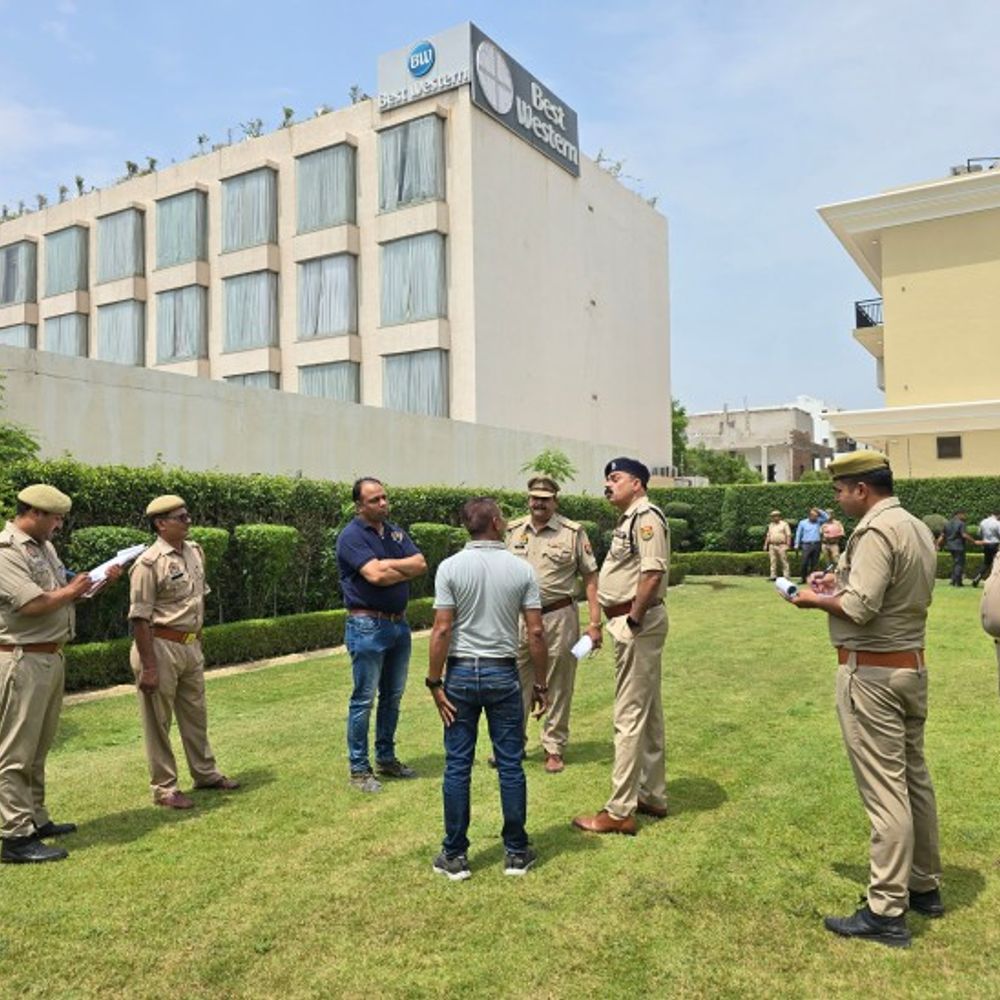 दिल्ली हादसे के बाद एक्शन में मथुरा प्रशासन:बिजली विभाग ने 10 होटलों को दिए नोटिस, फायर डिपार्टमेंट को वेस्ट वेस्टर्न होटल में मिली कमियां