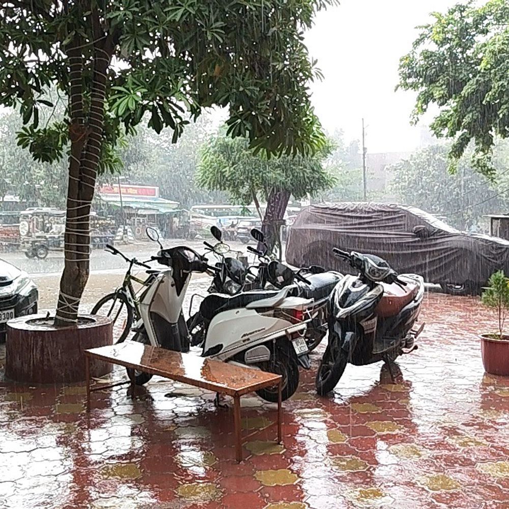 तेज बारिश से गर्मी और उमस से मिली राहत:मऊ में बिजली चमकने के साथ हुई बारिश, किसानों के लाभकारी हुआ