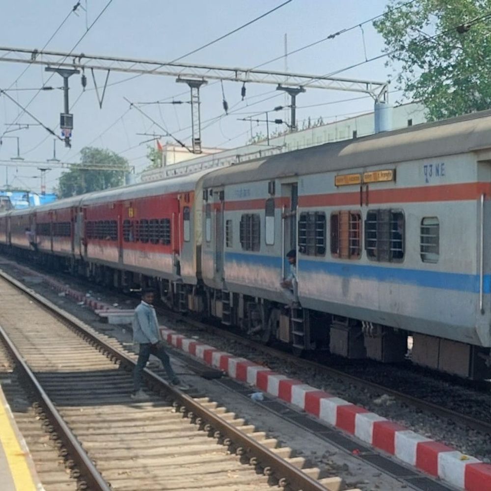मथुरा में चलती ट्रेन से उतरते समय महिला घायल:हादसे में एक पैर कटा, दूसरा गंभीर रूप से जख्मी
