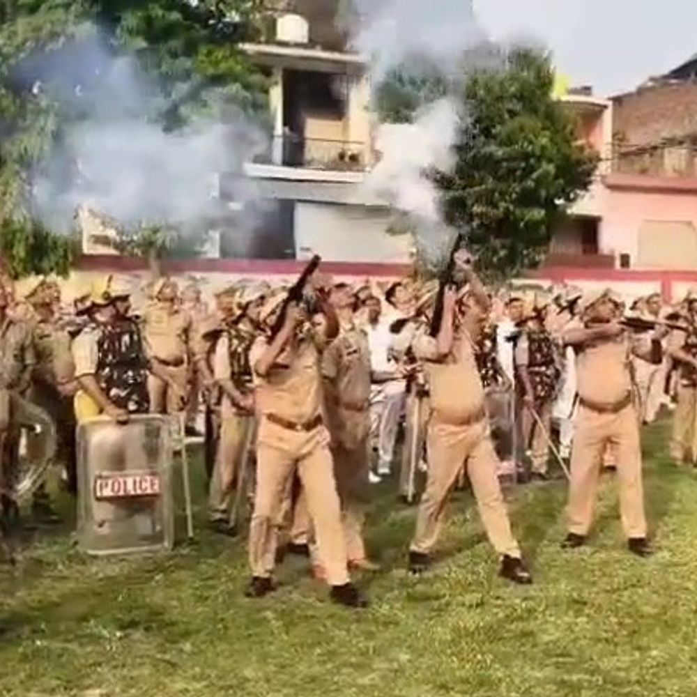 उन्नाव में पुलिस परेड में दिखी अनुशासन की ताकत:एसएसपी ने ली सलामी, 200 जवान रहे शामिल; कानून-व्यवस्था की हुई समीक्षा
