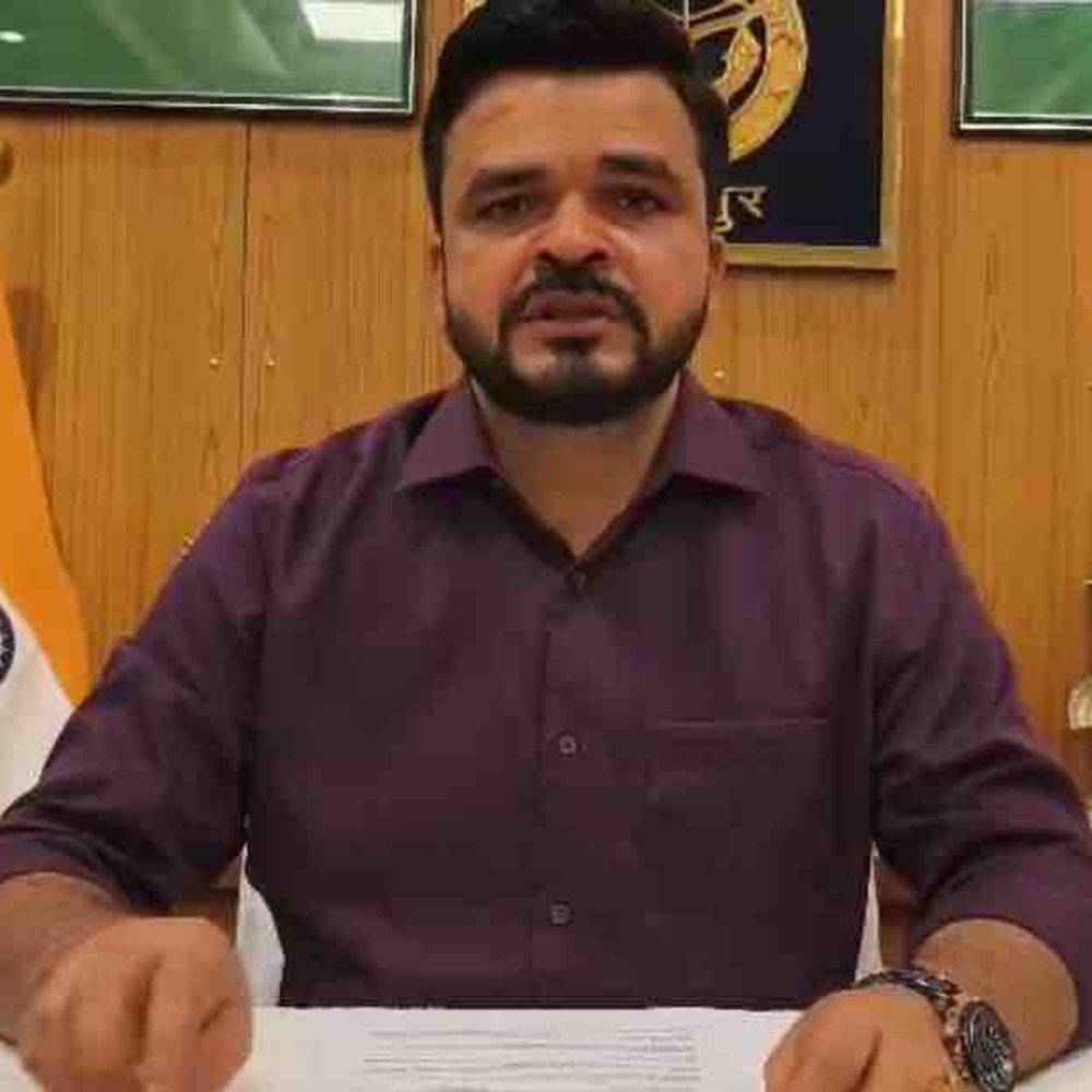 रामपुर में मानवाधिकार मामले में लापरवाही पर एक्शन:डीएम ने एक कर्मचारी को सस्पेंड किया, तीन पर अन्य कार्रवाई