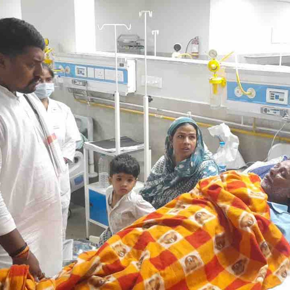 बुलंदशहर मेडिकल कॉलेज का प्रभारी मंत्री ने किया औचक निरीक्षण:देर रात अस्पताल पहुंचकर परखी सेवाएं, मरीजों को बेहतर इलाज के निर्देश