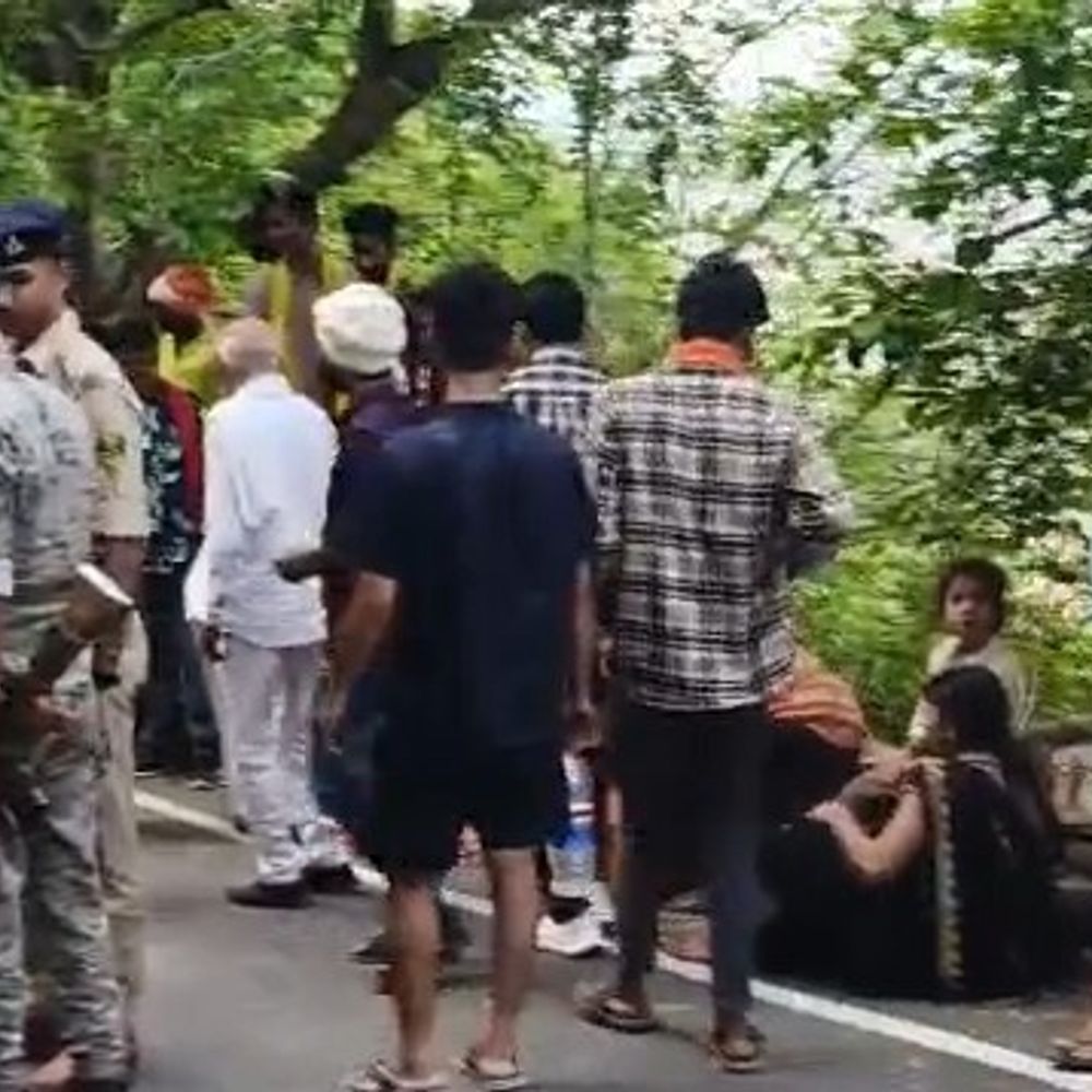 अधौरा पहाड़ी पर पिकअप पलटी, पांच श्रद्धालु घायल:वनसती माता मंदिर से लौटते समय हादसा, एक महिला हायर सेंटर रेफर