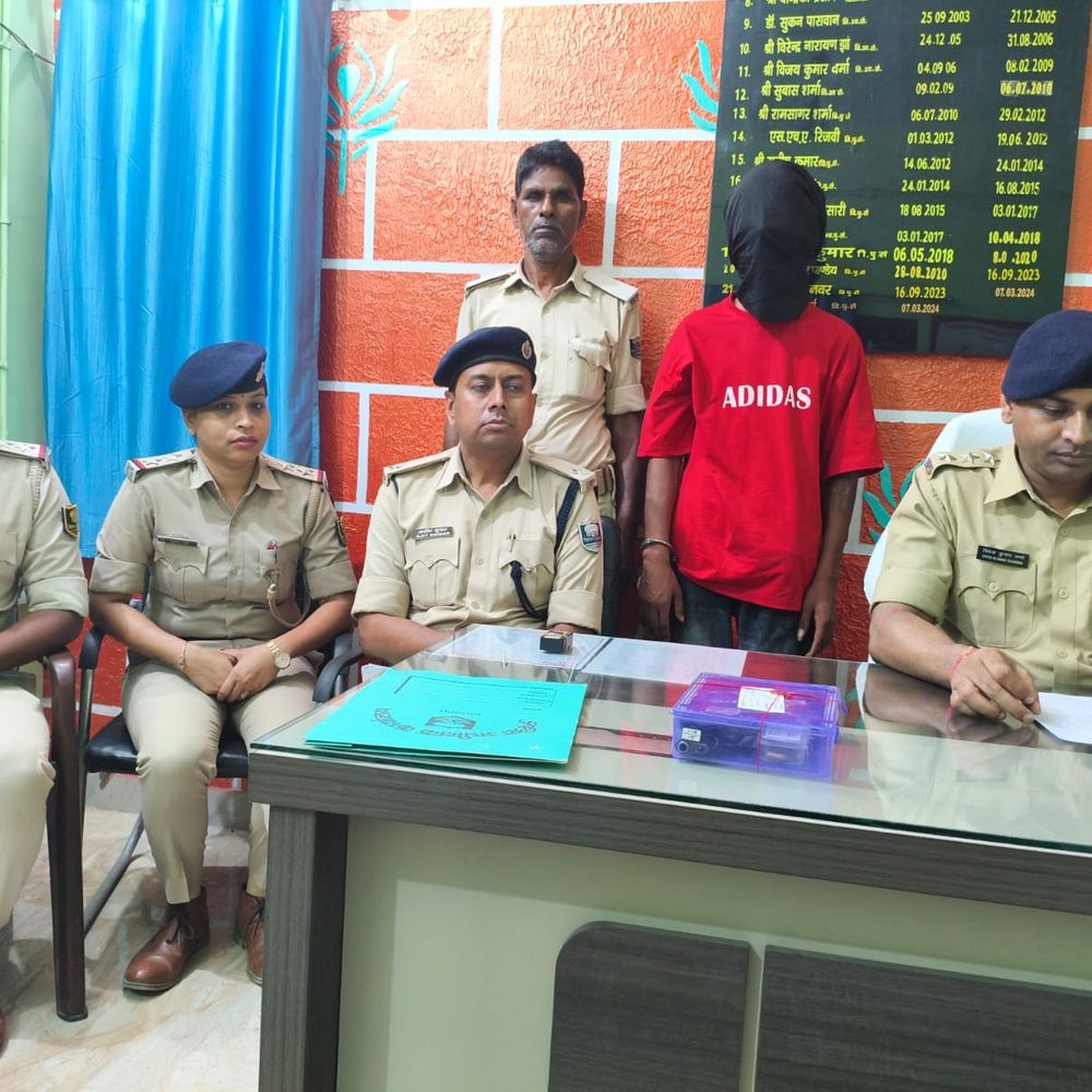 समस्तीपुर में लोडेड पिस्टल, 10 कारतूस के साथ बदमाश गिरफ्तार:पुलिस को देख कर भाग रहा था आरोपी; बाइक समेत मोबाइल जब्त