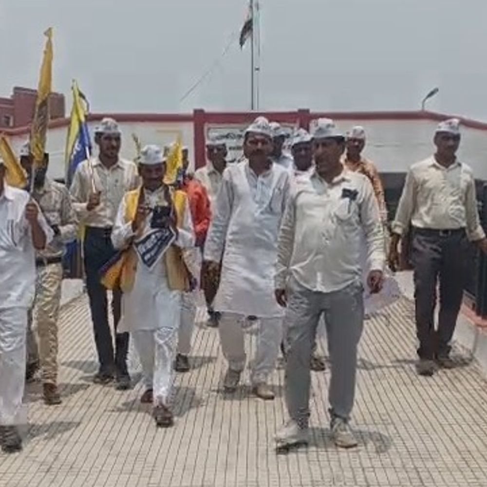 आम आदमी पार्टी ने बिजली निजीकरण का विरोध किया:कुशीनगर में महंगे बिल और स्मार्ट मीटर पर प्रशासन को सौंपा ज्ञापन