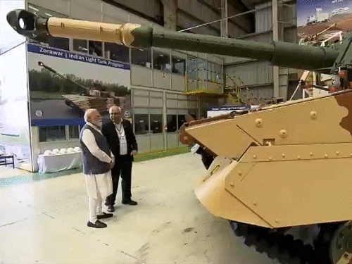 PM मोदी गुजरात में हथियार फैक्ट्री पहुंचे:मेड इन इंडिया टैंक और ड्रोन देखे; आज सूरत में जनसभा, कार्यकर्ता EV गाड़ियों-साइकिल से पहुंचेंगे