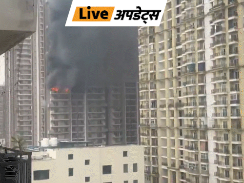 भास्कर अपडेट्स:नोएडा में अपार्टमेंट के 12वीं फ्लोर पर आग लगी, फायर ब्रिगेड मौके पर पहुंची