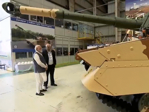 PM मोदी ने गुजरात की हथियार फैक्ट्री में टैंक-ड्रोन देखे:सूरत में कहा- शहर नहीं स्प्रिट है, जनसभा में कार्यकर्ता EV गाड़ियों-साइकिल से पहुंचे