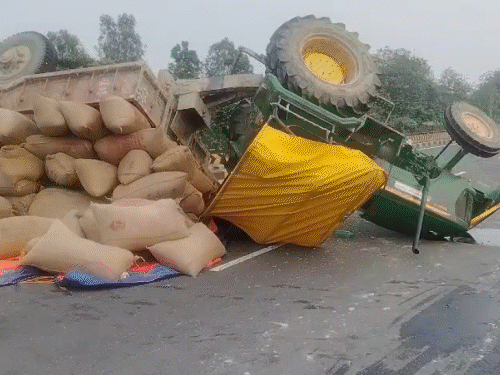 पूर्णिया के NH-27 पर मक्का लदा ट्रैक्टर पलटा:स्थानीय बोले- परिवहन विभाग को देखकर भागते समय एक्सीडेंट; अवैध वसूली का आरोप