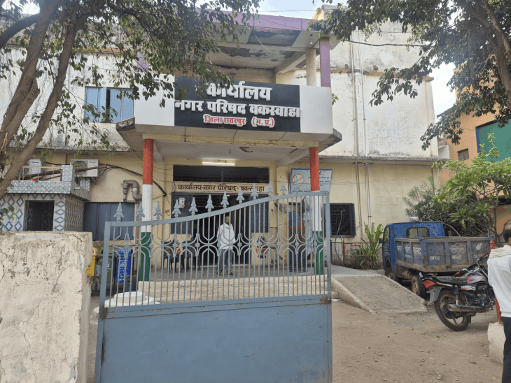 बकस्वाहा नगर परिषद कर्मचारियों को चार महीने से वेतन नहीं:53 लाख से ज्यादा बकाया, 20 महीने में आठ सीएमओ बदले जाने से बढ़ी अव्यवस्था