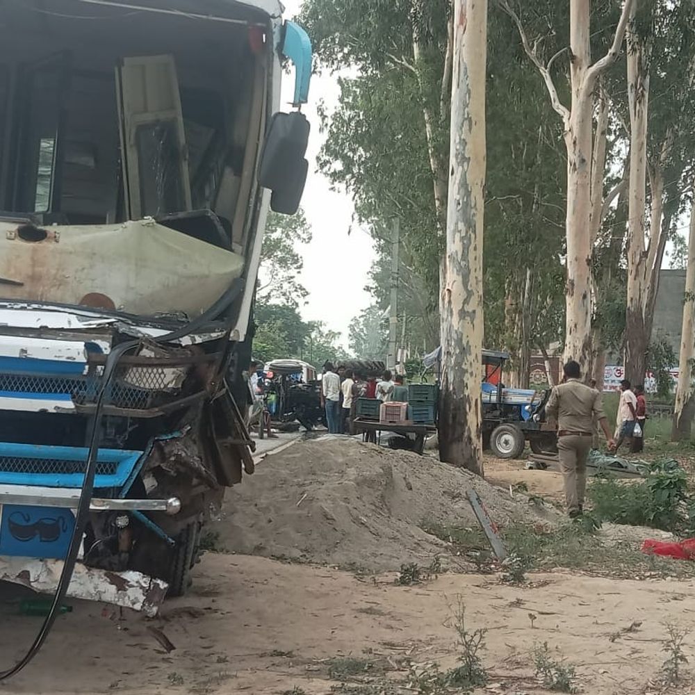 बिजनौर में बस-ट्रैक्टर की जोरदार टक्कर:चालक की मौके पर मौत, यात्री सुरक्षित; शाहजहांपुर से जम्मू-कश्मीर जा रही थी