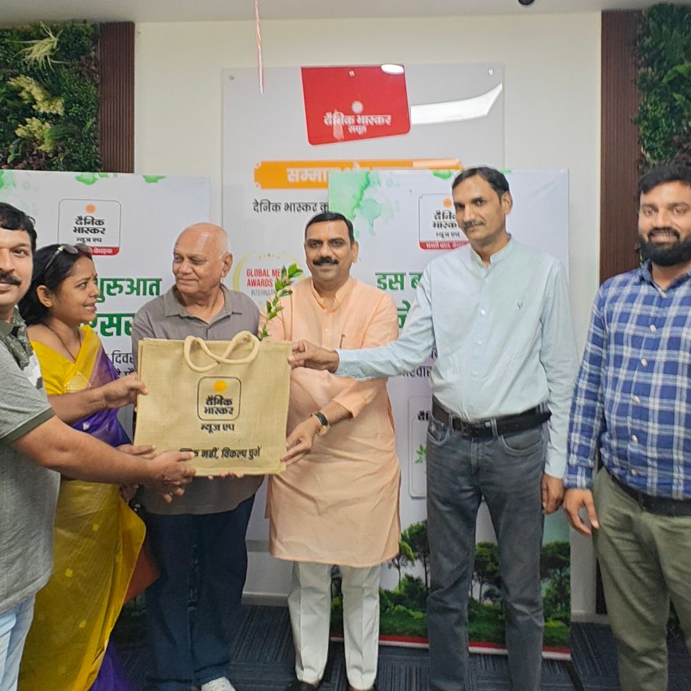 लखनऊ में विश्व पर्यावरण दिवस पर पौधे बांटे:दैनिक भास्कर कार्यालय में पर्यावरण संरक्षण को बढ़ावा देने का संकल्प