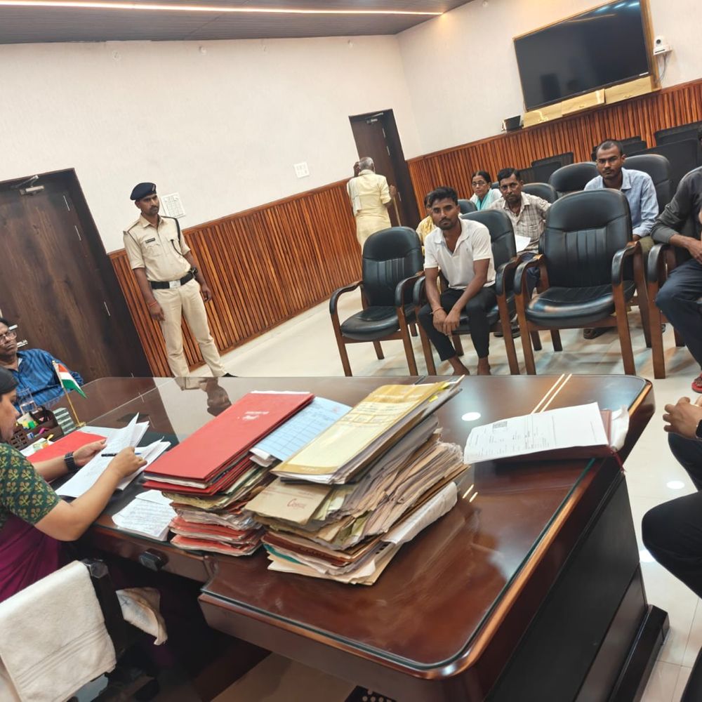 शिवहर में DM ने लगाया जनता दरबार:भूमि, म्यूटेशन और समाज कल्याण के आए मामले, कई का मौके पर निपटारा