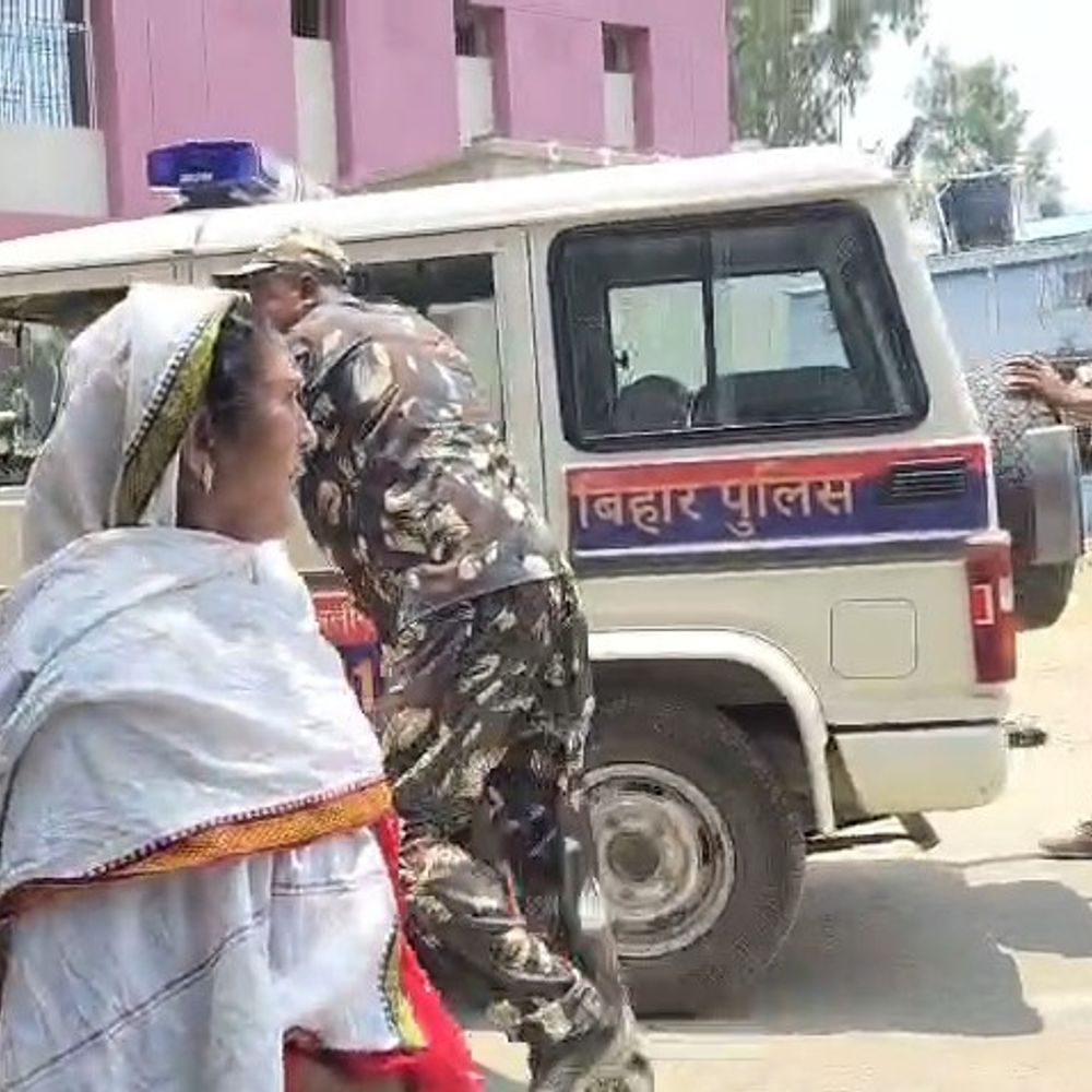 धक्का मारकर स्टार्ट हुई डायल-112 की गाड़ी:औरंगाबाद में सेवा पर उठे सवाल, सदर अस्पताल में मरीज को पहुंचाने के बाद आई खराबी