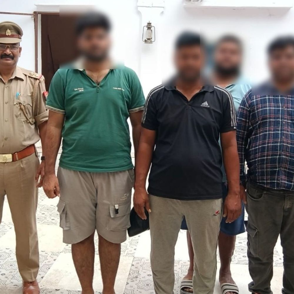 आगरा में जगदीशपुरा पुलिस ने पकडे़ 4 जुआरी:रात में घर में लग रही थी हार-जीत की बाजी, 76 हजार रुपए बरामद