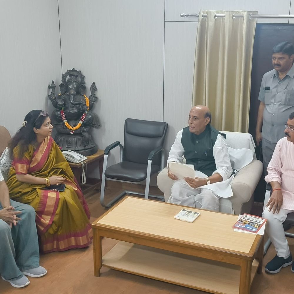 राजनाथ सिंह से मिले प्रतिनिधिमंडल, विकास मुद्दों पर चर्चा:शिक्षाविदों, चिकित्सकों, उद्यमियों और भाजपा कार्यकर्ताओं ने रखे सुझाव