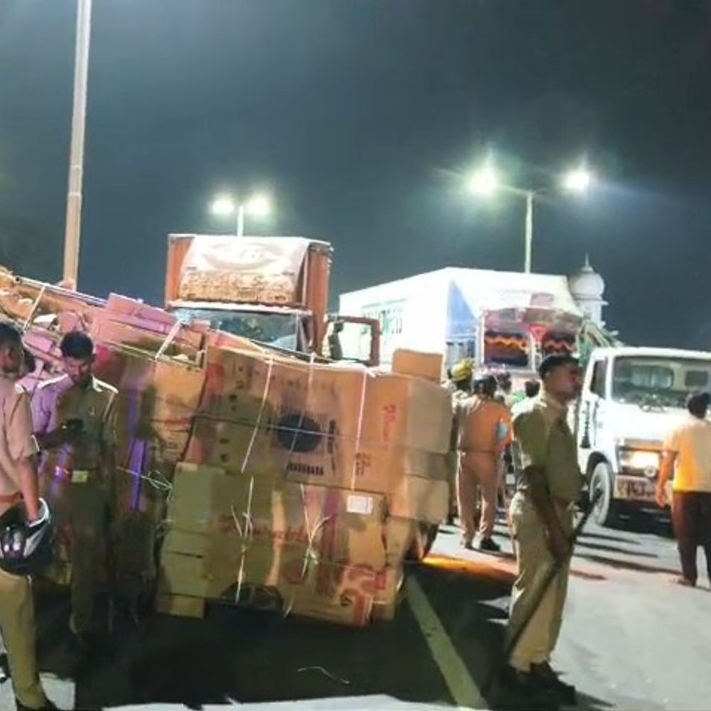मथुरा में टायर बदलते समय युवक की मौत:हाईवे पर खड़ी मैक्स में ट्रक ने मारी टक्कर, एक गंभीर घायल