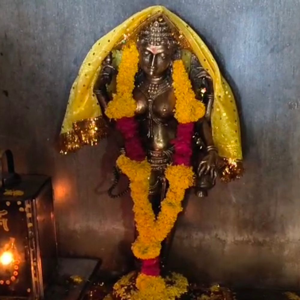 भोजशाला के गर्भगृह में मां वाग्देवी की प्रतिमा रखी मिली:धार में एएसआई ने कुछ घंटों में ही हटाई; मृति रखने वाले की जानकारी नहीं
