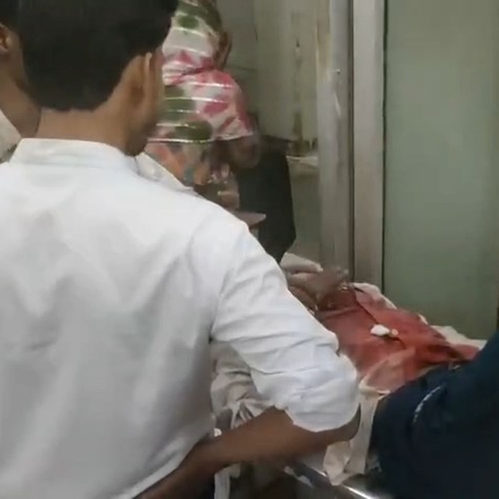युवक ने चाकू से गला काटकर की आत्महत्या की कोशिश:सीतापुर में पत्नी के मायके जाने से नाराज था, हालत गंभीर