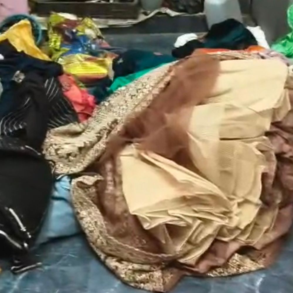 कौशांबी में रिटायर्ड फौजी के घर लाखों की चोरी:नकदी और जेवरात समेट ले गए चोर, परिवार गांव आया था