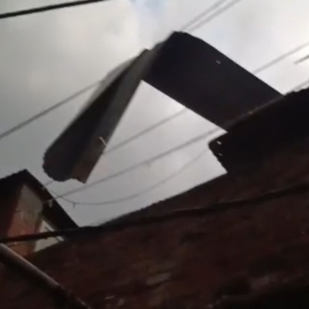बुरहानपुर में तेज आंधी से उड़े घरों के टीन:बुरहानपुर में बिजली लाइनों पर गिरे पतरे; कई इलाकों की बत्ती गुल, रात 12 बजे बहाल हुई सप्लाई