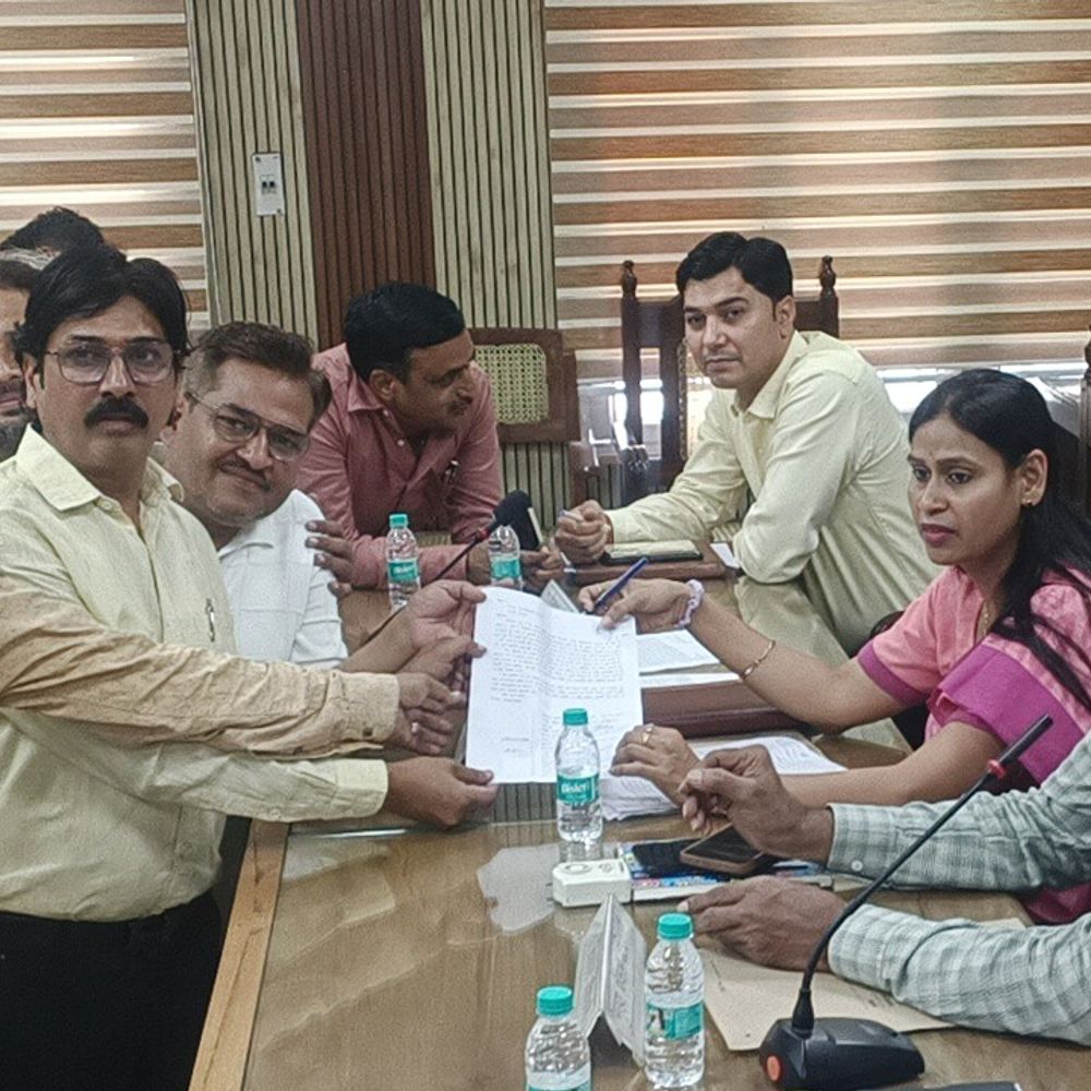 शामली में सभासद पर जबरन सड़क तुड़वाने का आरोप:व्यापारियों ने सरकारी धन के दुरुपयोग और जलभराव की आशंका जताई