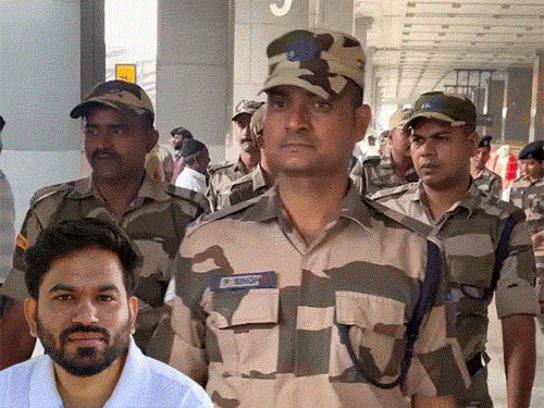 कॉकरोच जनता पार्टी के फाउंडर अभिजीत दिल्ली पहुंचे:एक घंटे से एयरपोर्ट के अंदर; CJP का पोस्ट- जंतर-मंतर पर विरोध प्रदर्शन की इजाजत मिली