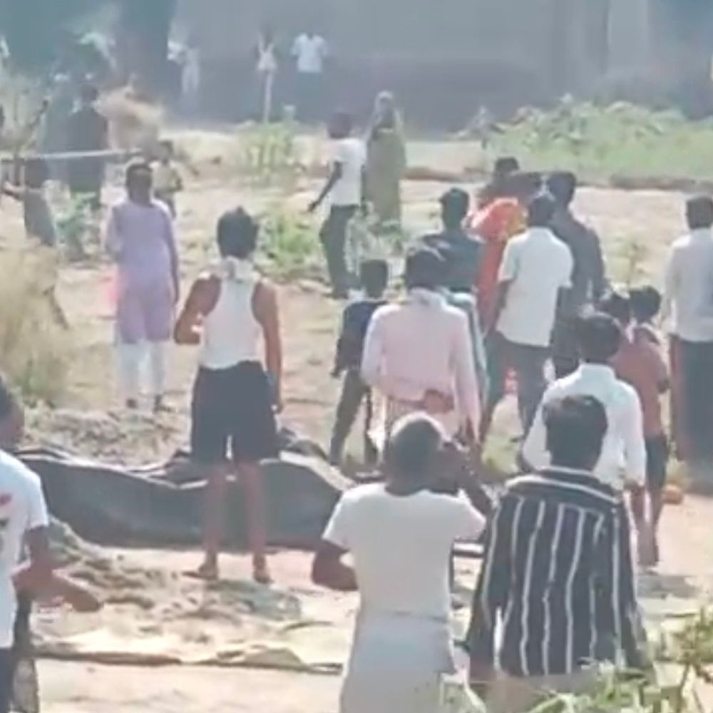 हरदोई में जमीन विवाद में दो पक्षों में मारपीट:महिलाओं और बच्चों ने भी उठाए डंडे, कई घायल