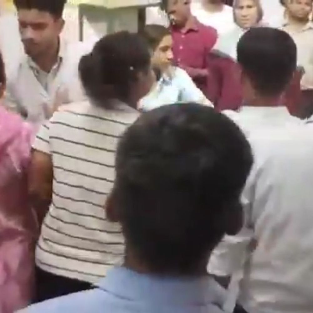 हापुड़ सीएचसी में मां-बेटी और प्रशिक्षुओं के बीच मारपीट:आयुष्मान कार्ड बनवाने को लेकर विवाद, पुलिस ने संभाला मोर्चा
