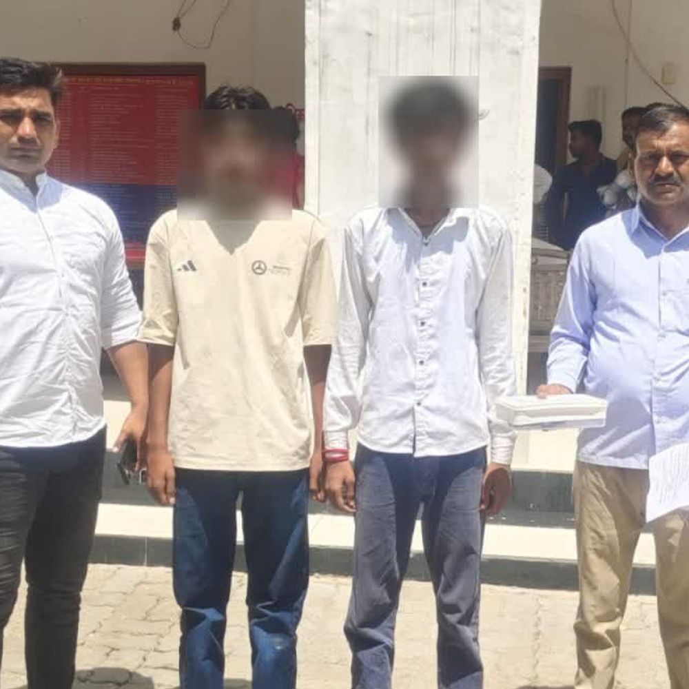 अवैध रिवाल्वर, कारतूस के साथ दो बाल अपचारी गिरफ्तार:इटावा में पुलिस ने मोटरसाइकिल भी सीज की, आर्म्स एक्ट में केस दर्ज